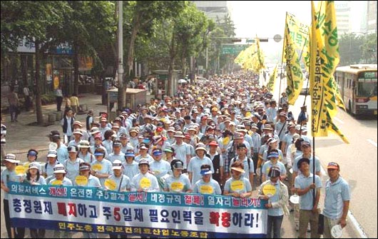 보건의료노조 조합원 2000여명은 11일 오후 정부와 병원사용자측에 병원파업 사태의 빠른 해결을 촉구하기 위한 도심집회를 가진 뒤 거리행진을 하고 있다. 